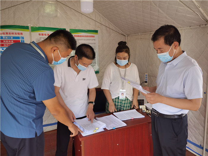 7月18日，慶陽市紀(jì)委監(jiān)委督查組在慶陽汽車北站了解來慶返慶人員信息登記、四級(jí)網(wǎng)格落實(shí)等疫情防控措施落實(shí)情況。 張霖森 攝.jpg