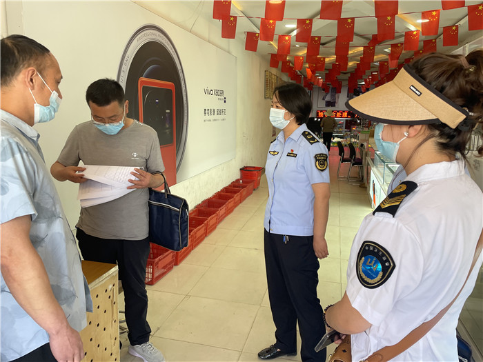 7月20日，定西市漳縣紀(jì)委監(jiān)委駐縣衛(wèi)生健康局紀(jì)檢監(jiān)察組抽調(diào)縣市場監(jiān)管局、衛(wèi)建局工作人員,深入新寺鎮(zhèn)萬家超市查看人員出入登記、環(huán)境消殺等。 蔣湘濤 攝.jpg