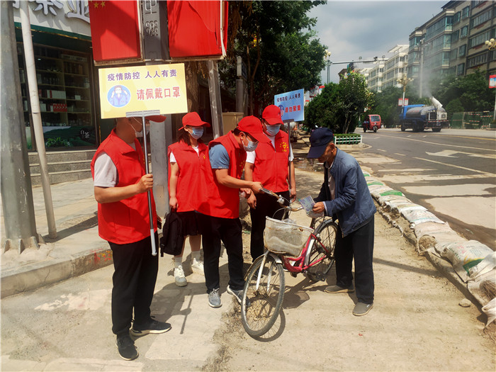 7月21日，定西市通渭縣紀(jì)委監(jiān)委機(jī)關(guān)志愿者在城區(qū)開展“不聚集、戴口罩”志愿活動(dòng)。.jpg