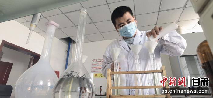 圖為甘肅科技集團化工研究院有限責任公司工作人員正在做實驗。魏建軍 攝