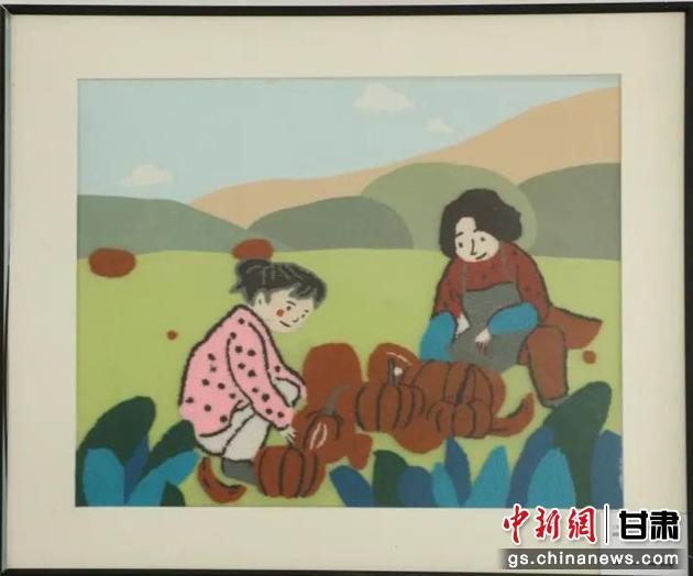 嘉峪關(guān)市新城鎮(zhèn)新城村農(nóng)業(yè)產(chǎn)業(yè)園區(qū)內(nèi)，母女兩人在摘南瓜。刺繡 馬艾米乃 繡稿 敬紅霞