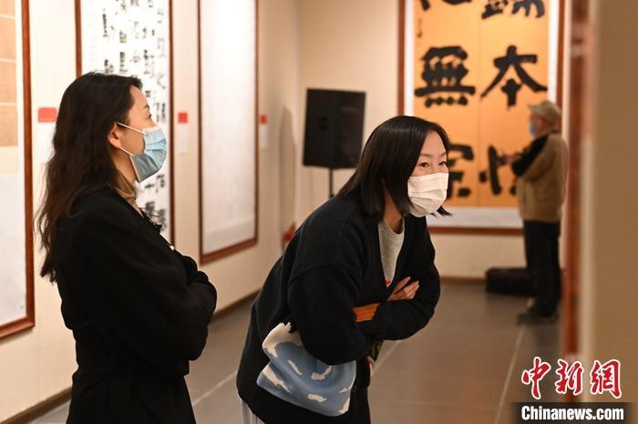 圖為甘肅蘭州，參展書法作品吸引參觀者。 中新社記者 李亞龍 攝