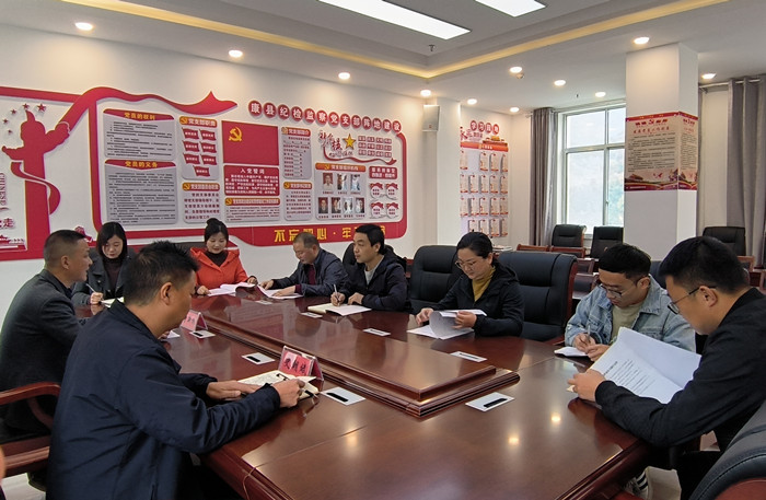 10月19日，康縣紀委監(jiān)委組織部分班子成員，辦公室、信訪室、案管室、審理室、紀檢監(jiān)察室等相關(guān)工作人員開展黨的二十大報告專題討論。.jpg