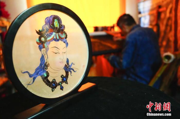 圖為劉云帆所創(chuàng)作的敦煌元素刺繡作品。 中新社發(fā) 謝秉錫 攝