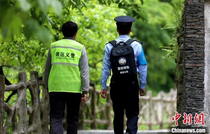 圖為民警背警務(wù)小包在轄區(qū)景區(qū)開展工作。(資料圖) 甘肅省公安廳供圖