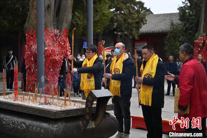 在甘肅天水市伏羲廟內(nèi)，參祭者雙手持香，祭拜人文始祖伏羲?！±顏嘄?攝