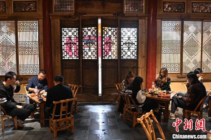 圖為甘肅天水市秦州區(qū)平南鎮(zhèn)蘇灣村民俗莊園內(nèi)的“圍爐煮茶”網(wǎng)紅打卡點。(資料圖) 李亞龍 攝