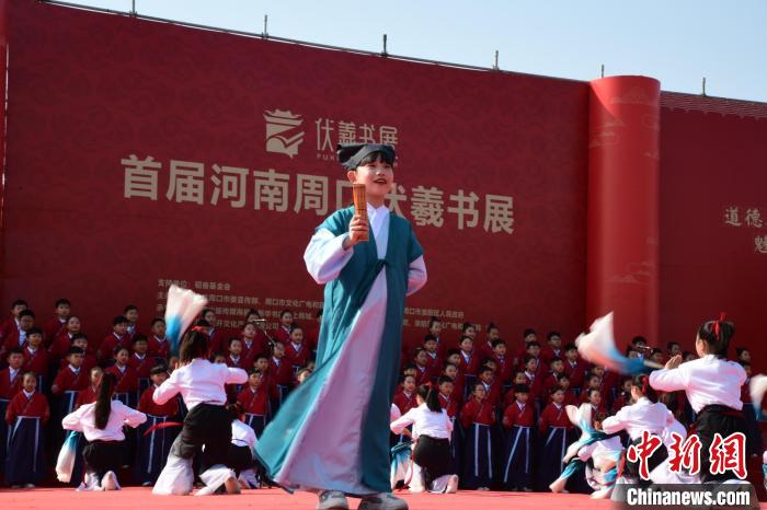 圖為學(xué)生們在開幕式上誦讀經(jīng)典?！×赫赵?攝