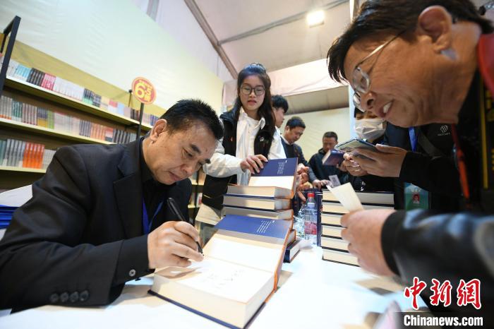 圖為作家王躍文現(xiàn)場簽名售書。　梁照曾 攝