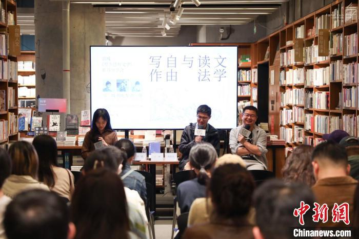 《至少還有文學(xué)》推出：在今天，我們?yōu)槭裁催€需要文學(xué)？