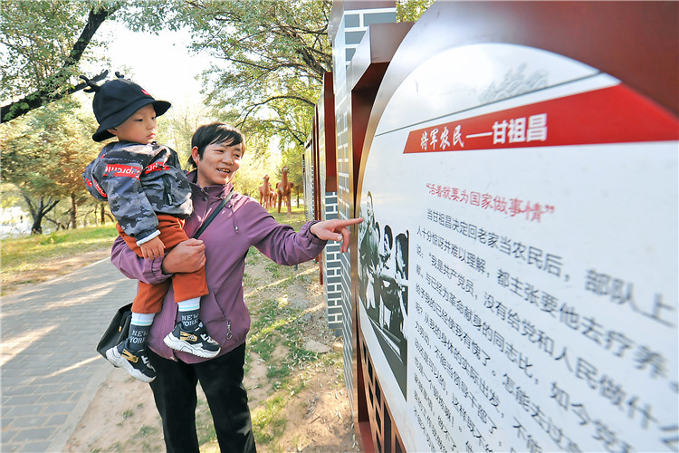 嘉峪關(guān)市紀(jì)委監(jiān)委通過實(shí)施“政治鑄廉、教育促廉、文化育廉、陣地助廉、監(jiān)督固廉”等“五廉”行動，深入推進(jìn)新時代廉潔文化建設(shè)。圖為市民在迎賓湖絲路廉潔文化主題公園“勤廉楷模墻”接受廉潔文化教育。.jpg
