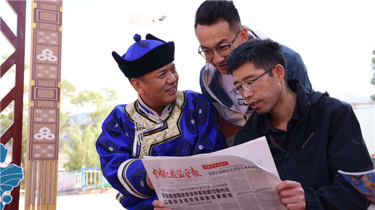 2023年6月8日，甘肅省張掖市肅南裕固族自治縣紅灣寺鎮(zhèn)紀(jì)委工作人員在一小區(qū)廉政文化主題廣場與社區(qū)居民拉家常，宣傳廉潔知識，共話廉潔文化.jpg