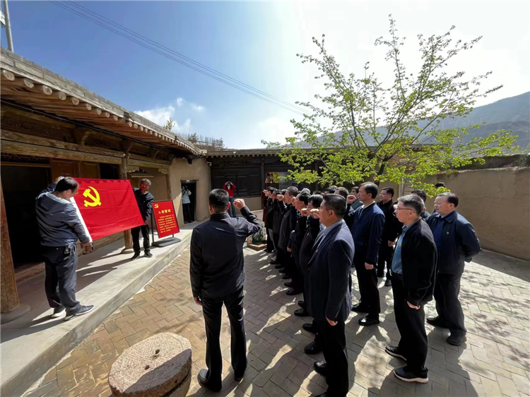 圖為臨夏州紀(jì)委監(jiān)委組織黨員干部在東鄉(xiāng)縣布塄溝黨史教育基地開展革命教育活動，賡續(xù)紅色血脈、汲取奮進(jìn)力量、激發(fā)干事熱情。.png