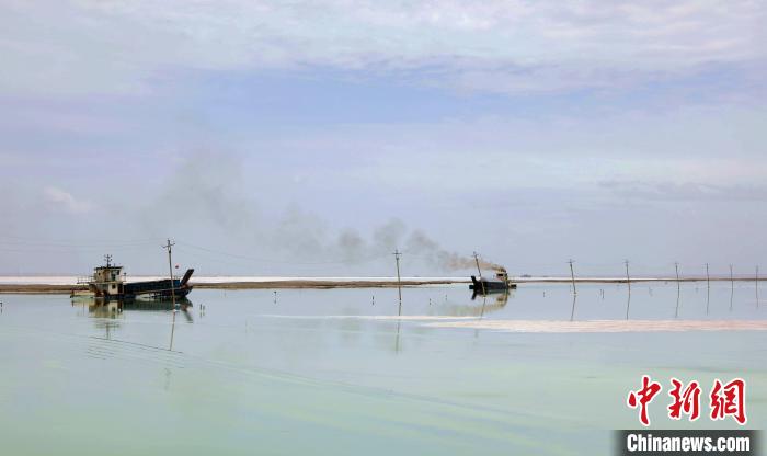 “天空之鏡”青海茶卡鹽湖：迎黃金旅游季，獨(dú)特景色引客來(lái)