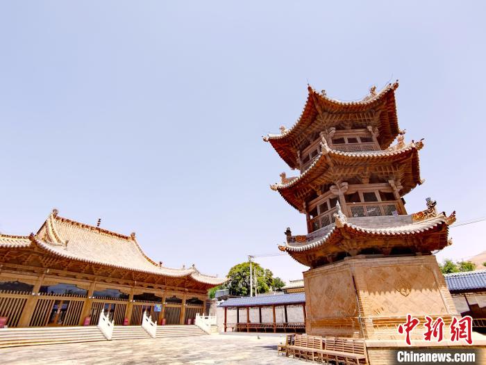 圖為阿河灘清真寺局部?！?zhí)砀?攝