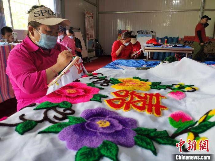 圖為婦女制作青繡。　張?zhí)砀?攝