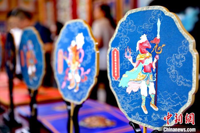 圖為唐卡延伸產(chǎn)品。　薛蒂 攝