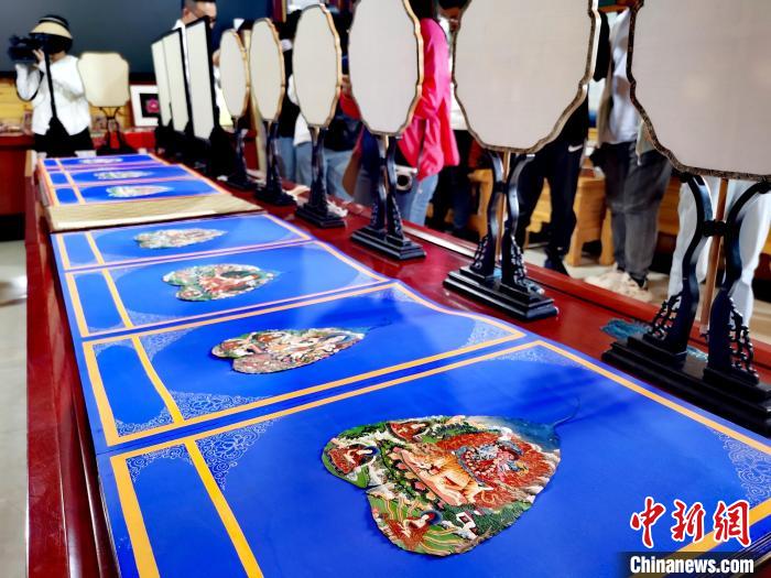 圖為唐卡延伸產(chǎn)品?！?zhí)砀?攝