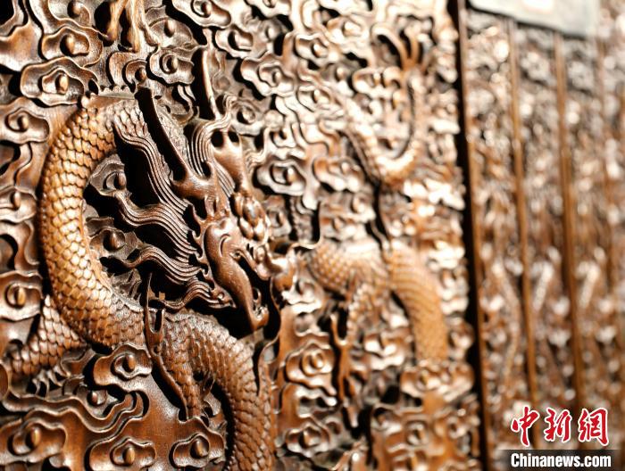 圖為青海永錄民俗博物館內(nèi)珍藏的中式家具細節(jié)展示?！⊙Φ?攝