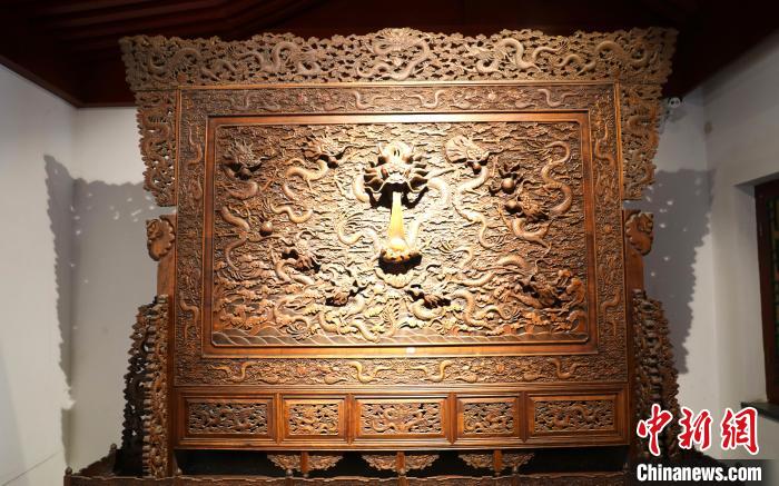 圖為青海永錄民俗博物館內(nèi)珍藏的中式家具?！⊙Φ?攝