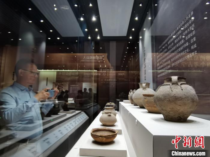 圖為河湟文化博物館展陳的陶器?！?zhí)砀?攝