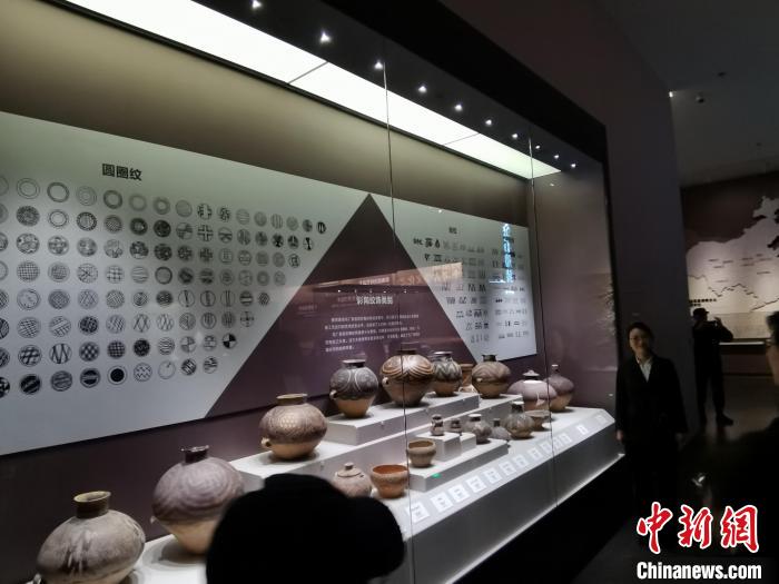 圖為河湟文化博物館展示的當?shù)爻鐾敛侍盏募y飾類別。　張?zhí)砀?攝