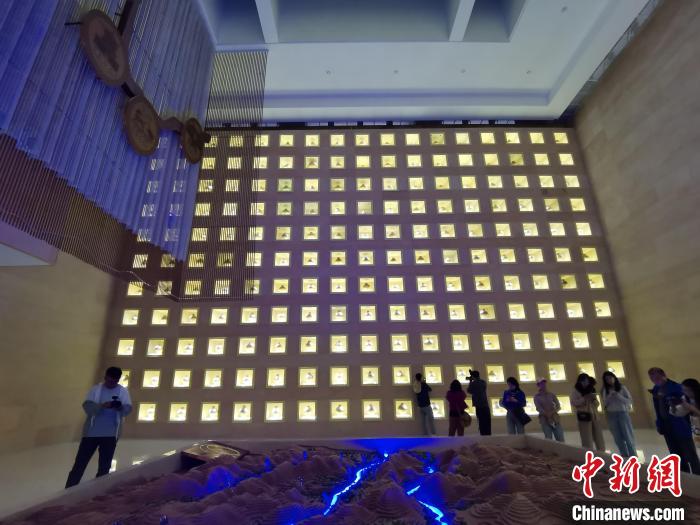 圖為河湟文化博物館序廳的左右彩陶墻放置的374件彩陶?！?zhí)砀?攝