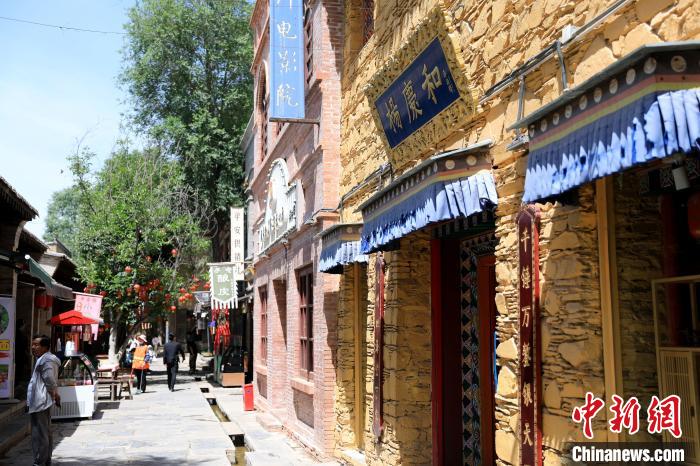 圖為平安驛·河湟民俗文化體驗(yàn)地的門店?！⊙Φ?攝