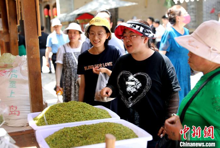 圖為民眾購買青海特色小吃?！⊙Φ?攝