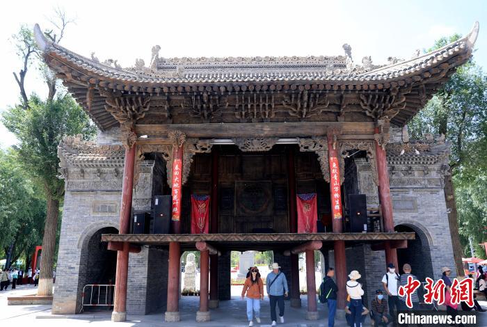 圖為平安驛·河湟民俗文化體驗(yàn)地的戲樓?！⊙Φ?攝