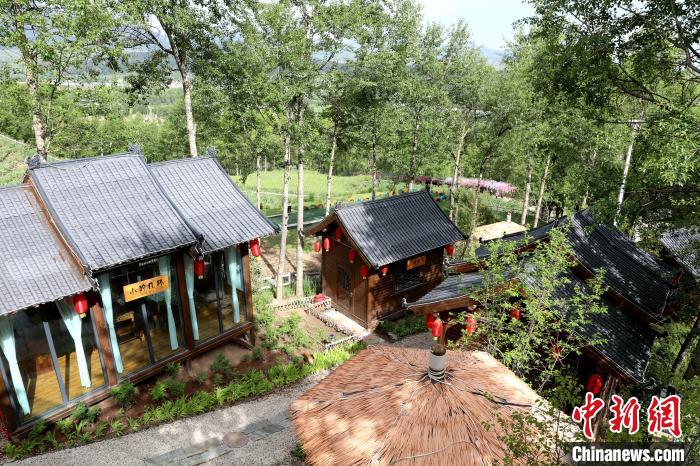 圖為景區(qū)內(nèi)依山而建的民宿?！⊙Φ?攝