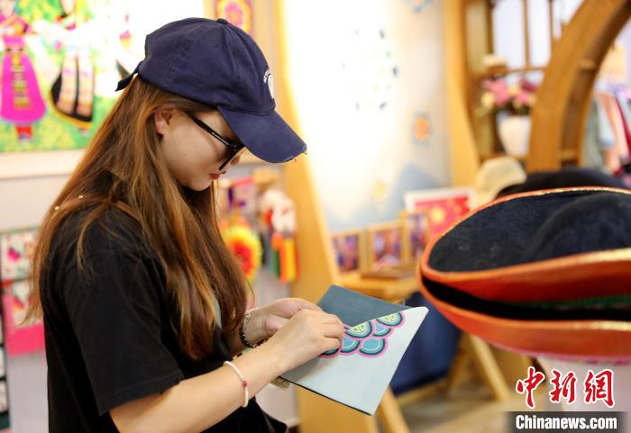 圖為民眾體驗國家級非遺項目盤繡技藝?！⊙Φ?攝
