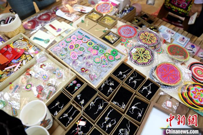 圖為盤繡作品?！⊙Φ?攝