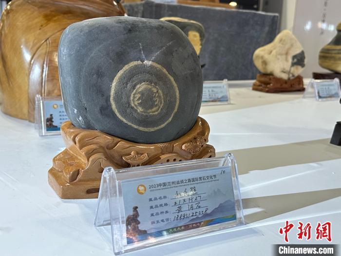 8月3日——7日，2023中國(蘭州)絲綢之路國際賞石文化節(jié)在甘肅國際會展中心舉行。圖為名為《和氏璧》的黃河石。楊娜 攝</p><p>
