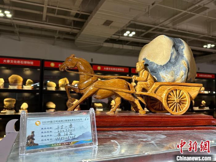 8月3日——7日，2023中國(蘭州)絲綢之路國際賞石文化節(jié)在甘肅國際會展中心舉行。圖為黃河石擺件《千古一帝》。楊娜 攝</p><p>
