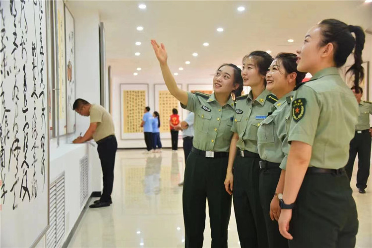 觀眾在南梁革命紀(jì)念館參觀甘肅省廉潔文化美術(shù)、書(shū)法、設(shè)計(jì)作品展.jpg