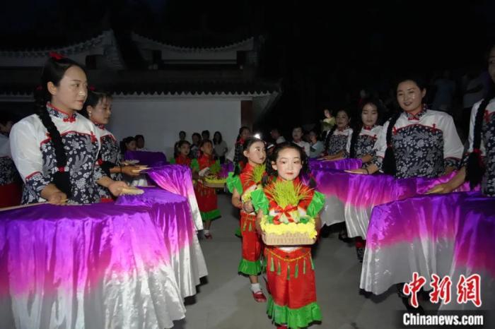 甘肅省西和縣姜席鎮(zhèn)晚霞湖畔，當(dāng)?shù)孛耖g舉行盛大的乞巧儀式。魏朵朵 攝