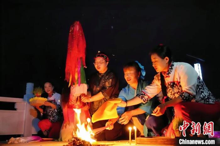 持續(xù)七天八夜的乞巧節(jié)正在西漢水上游的甘肅省西和縣進(jìn)行。西和縣姜席鎮(zhèn)晚霞湖畔，民眾“巧頭”點(diǎn)蠟、炷香、焚裱紙、跪拜，準(zhǔn)備將“巧娘娘”請(qǐng)進(jìn)院。魏朵朵 攝