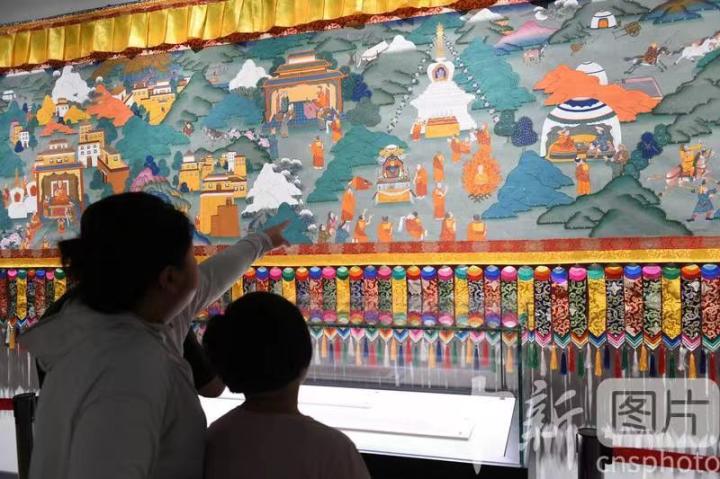 圖為觀眾觀看唐卡《涼州會盟》。 中新社記者 戴文昌 攝