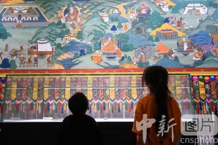 圖為觀眾參觀唐卡《涼州會盟》。 中新社記者 戴文昌 攝