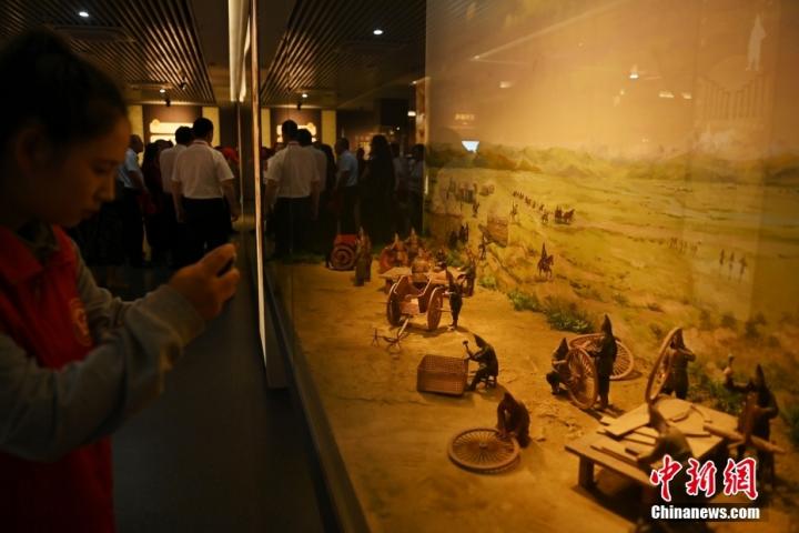 8月16日，甘肅省天水市張家川回族自治縣馬家塬車(chē)輿博物館內(nèi)，游客參觀拍攝關(guān)于戰(zhàn)國(guó)西戎車(chē)輿制作過(guò)程的模型。
