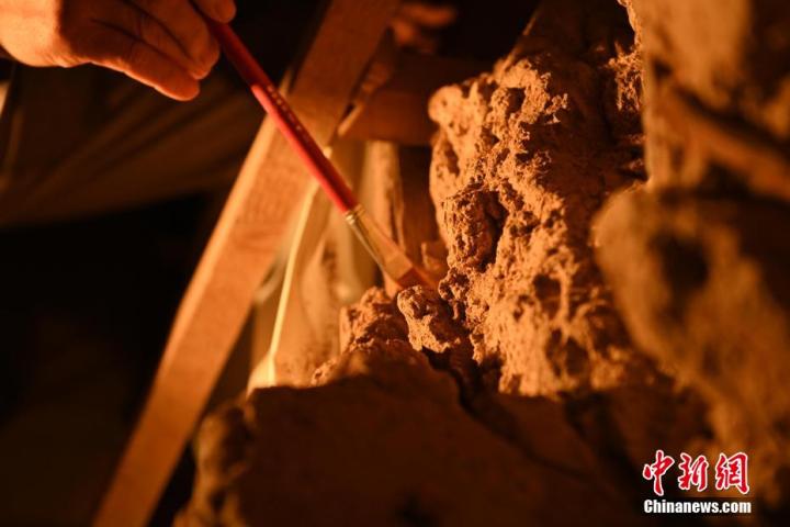 8月25日，文物修復(fù)師牟常有進(jìn)行文物修復(fù)工作。