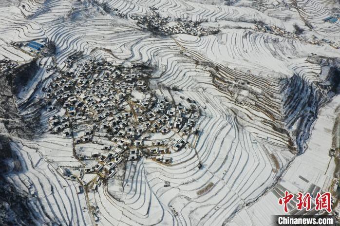 圖為航拍甘肅隴南市西和縣的“雪后鄉(xiāng)村”。(資料圖)張平良 攝