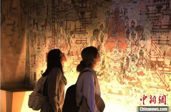 2023年8月27日，游客在甘肅省敦煌市博物館參觀文物展。張曉亮 攝(資料圖)