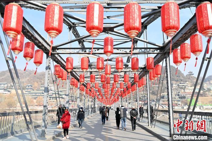 1月30日，裝扮一新的中山橋?yàn)榧磳⒌絹?lái)的新春佳節(jié)增添節(jié)日氛圍。九美旦增 攝</p><p>