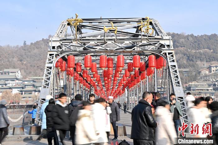 1月30日，裝扮一新的中山橋?yàn)榧磳⒌絹?lái)的新春佳節(jié)增添節(jié)日氛圍。九美旦增攝</p><p>