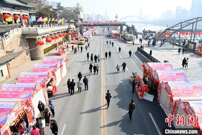 1月30日，蘭州黃河畔的年貨集市吸引顧客選購(gòu)年貨。九美旦增 攝</p><p>