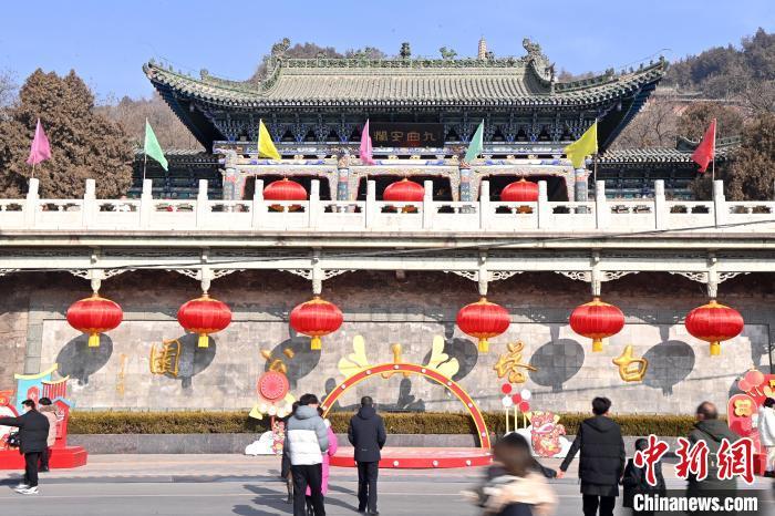 1月30日，裝扮一新的蘭州白塔山公園節(jié)日氛圍濃厚。九美旦增 攝</p><p>