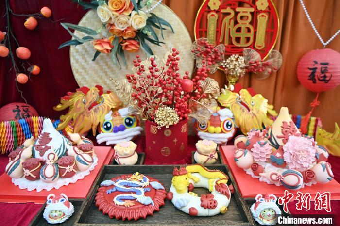 1月25日，春節(jié)臨近，蘭州一花饃店“龍”元素花饃熱銷(xiāo)。圖為展出的“龍”元素花饃。九美旦增 攝