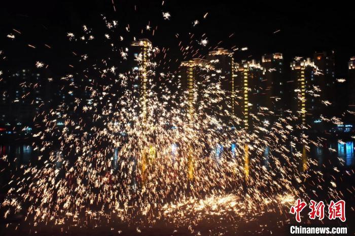 “過年打鐵花”是臨夏州永靖縣的民俗傳統(tǒng)。這項(xiàng)民俗表演，其實(shí)有著硬核技術(shù)作支撐，那就是入選國家級(jí)非遺的“永靖王氏生鐵冶鑄技藝”。侯奇志 攝</p>
<p>